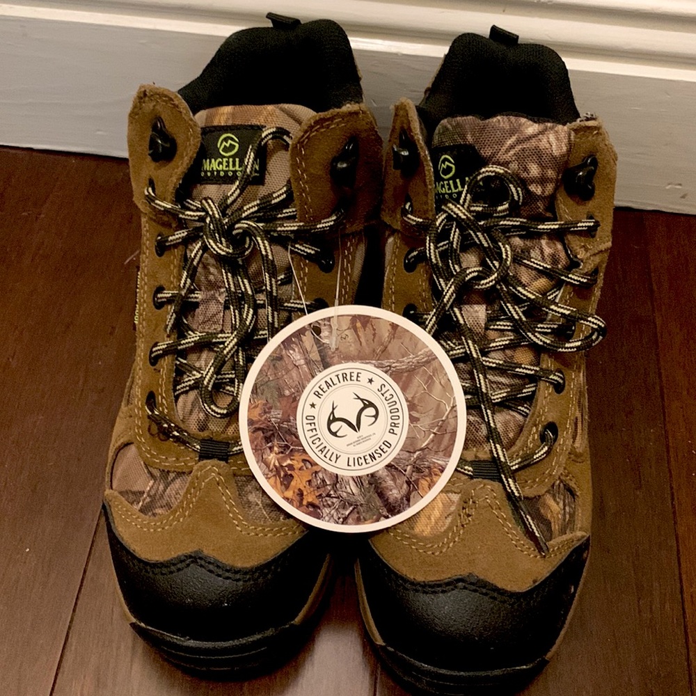 NWT Magellan Run n Gun II Realtree Xtra Camo Waterproof Outdoor Boots Youth 6D